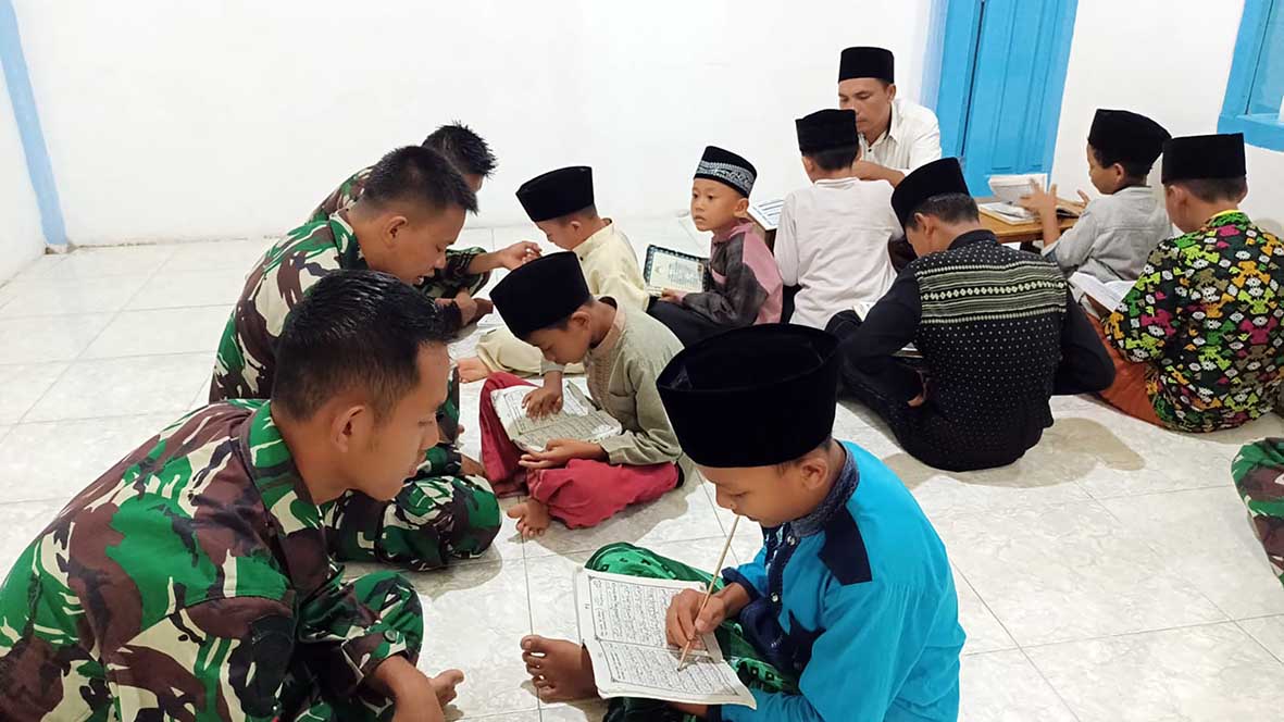 Personel Satgas TMMD Ajarkan Anak-Anak Baca Al-Qur’an