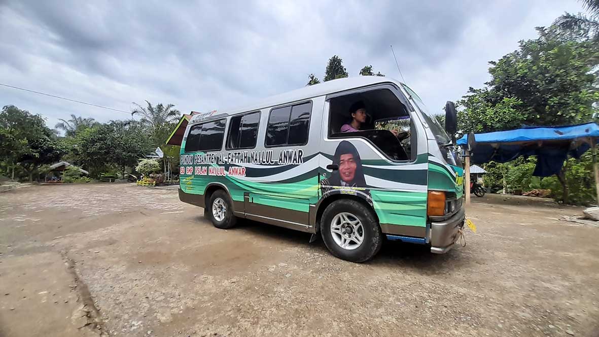 Perwira Polri Bantu 1 Unit Mobil Operasional untuk Ponpes di Mukomuko